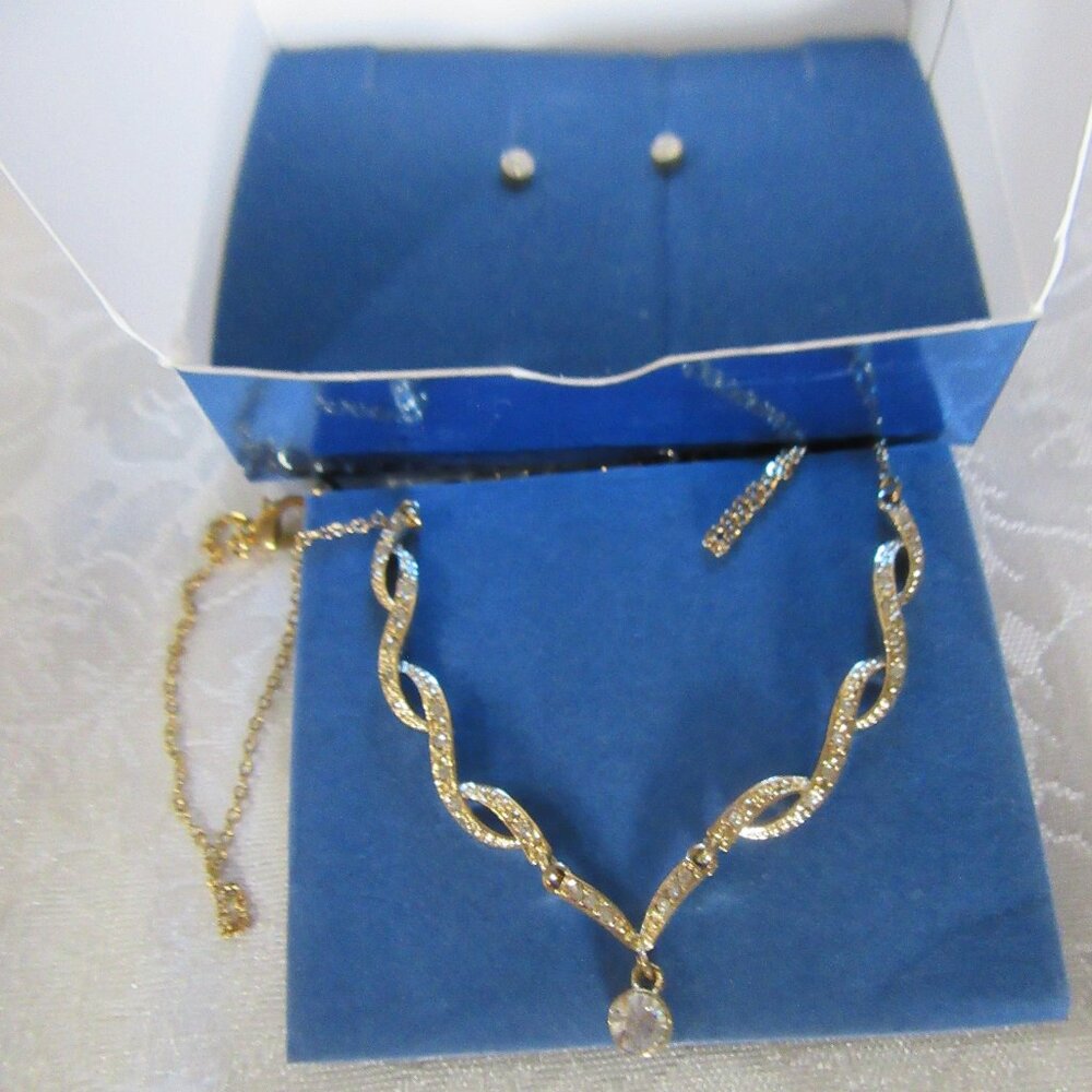 NEW Crystal Drop Necklace Gift set New